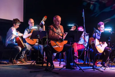 Zespół Gitarowy Młodzieżowego Domu Kultury w Sopocie pod kierownictwem Ryszarda Szymaszka