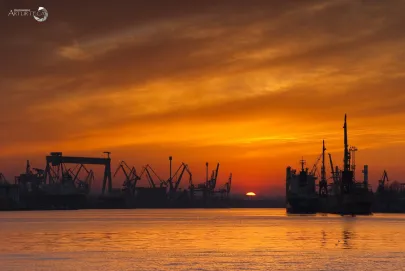 Port Gdynia o zachodzie słońca.