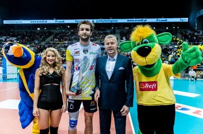 Mateusz Mika odbiera nagrodę Ligowca Roku z rąk prezesa Trojmiasto.pl Michała Kaczorowskiego
