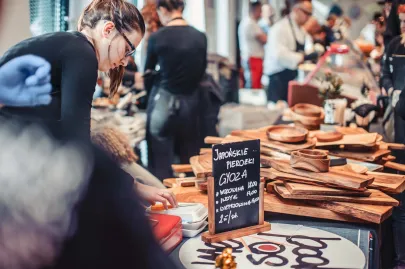 Stoisko z pierożkami Gioza oraz z naczyniami do prezentacji sushi