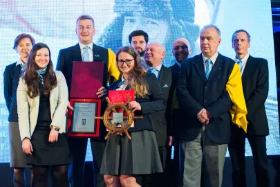Trzecia Nagroda Honorowa - kpt. Maciej Sodkiewicz z załogą