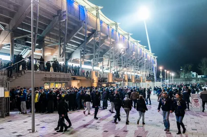 Kibice przed stadionem