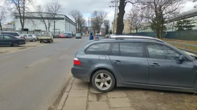 Przeszkoda na chodniku. 