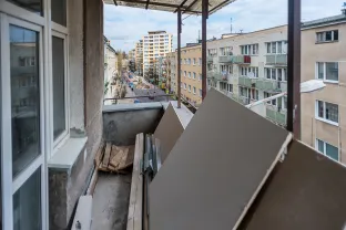 Bezdomni remontują mieszkanie, by później w nim zamieszkać