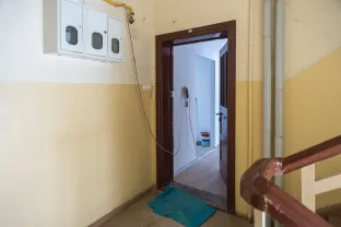 Bezdomni remontują mieszkanie, by później w nim zamieszkać