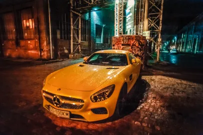 Mercedes przed wejście do B90