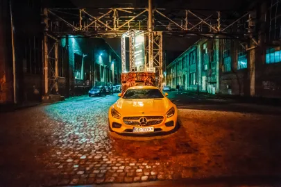 Mercedes przed wejście do B90