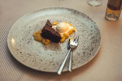 Brownie na karmelizowanym mango