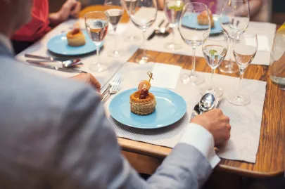 Amuse: Fondue serowe z chorizo