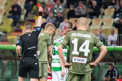 Czerwoną kartkę otrzymuje Igor Lewczuk