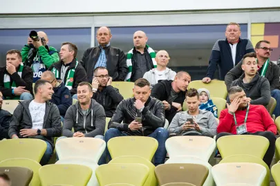 Na trybynach piłkarze Lechii: Piotr Wiśniewski, Mateusz Bąk i Michał Mak