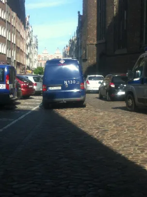 Tak parkuje policja na piwnej