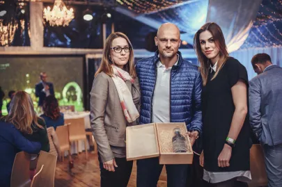 Wojciech Kowalewski z żoną Anną (z lewej strony) i szwagierką Ulą