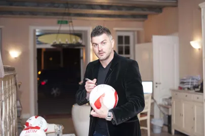 Michał Żewłakow podczas podpisywania piłki