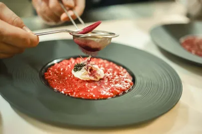 Burak, risotto, kozi ser, kawior z jesiotra