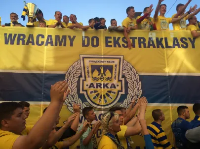 Kibice Arki Gdynia świętują na ulicach Gdyni awans do ekstraklasy.