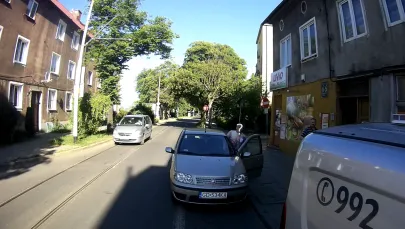 Stanie na kontrapasie, a obok wolne miejsca parkingowe