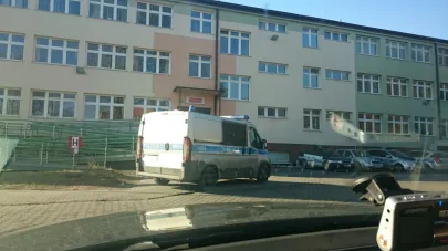 drogówka parkuje na łuku zajmując cały chodnik