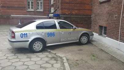 EKO patrol na rozjeżdżonym trawniku