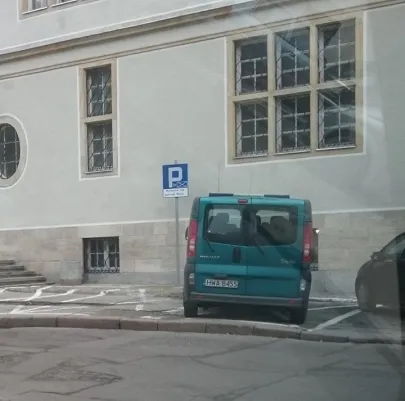 policjanci parkują na Strzeleckiej