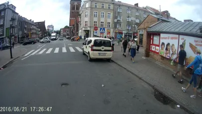 Dla kierowców piesi są skutecznie schowani.