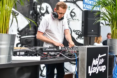DJ