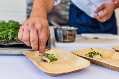 Ravioli z kalarepy z farszem ze pstrąga. Dekoracja z dzikiej rukoli
