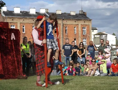 chodzenie na szczudłach