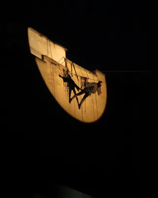Nocny taniec na ścianie