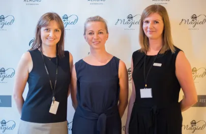 Ewelina Andruchów (Dyrektor Sprzedaży Hotelu Almond), Lucyna Waruszewska ( Dyrektor Generalny Hotelu Almond), Natalia Pawelska ( Specjalista ds. Sprzedaży)