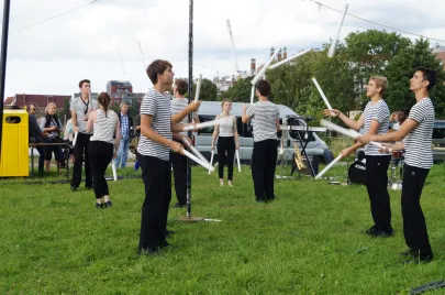 "Un baton dans la rue"