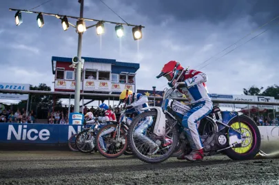 Start do 14 biegu - na pierwszym planie Oskar Fajfer na motosyklu Dominika Kossakowskiego