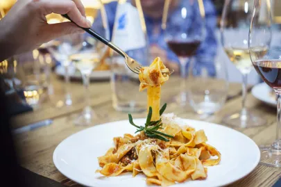 Pappardelle z salsiccią, oliwkami i grzybami