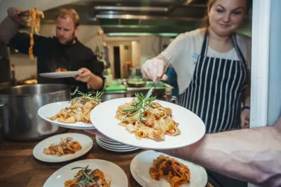 Pappardelle z salsiccią, oliwkami i grzybami