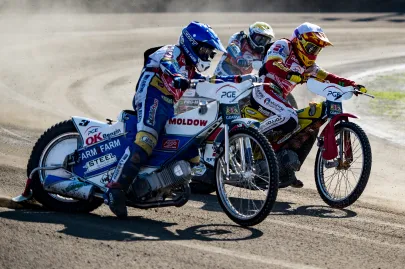 Nicki Pedersen (N) przed Vaclavem Milikiem (B)