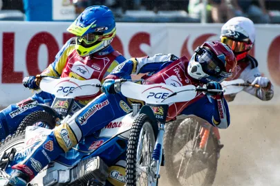 Krysztof Kasprzak (N), Nicki Pedersen (Cz), z tyłu Krystian Pieszczek