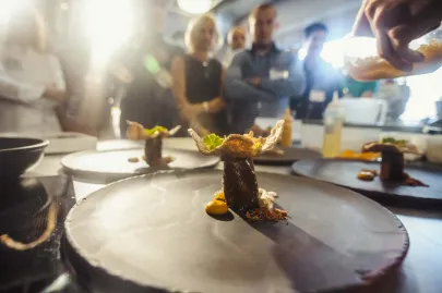 Pierś kacza z czipsem z kaszy gryczanej i gąbką z pietruszki, musem z dyni, kawiorem i emulsją z jabłka - danie Krzysztofa Bielawskiego nagrodzonego w kategorii Młody Talent