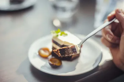 Ciasto śliwkowe podane na deser w ramach lunchu Grzegorza Labudy 