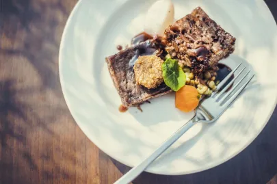 Ogon i szpik wołowy, pieczony czosnek, pęczak, młody jęczmień - w ramach lunchu Grzegorza Labudy 