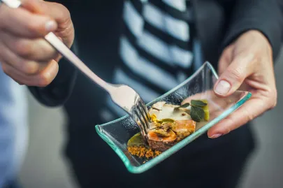 Przystawka w ramach lunchu Grzegorza Labudy - wątróbka z dorsza, ogórek kiszony, cebula, orkisz 