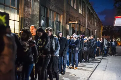 Uczestnicy koncertu przed wejściem do B90