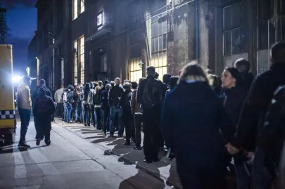 Uczestnicy koncertu przed wejściem do B90