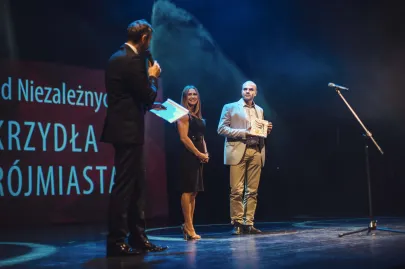 Maciej Szulwach odbierający nagrodę w kategorii "Odskocznia Trójmiasta"