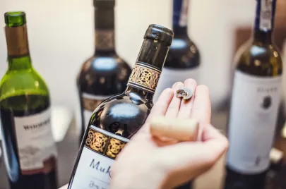 Kawałek wosku, jakim zamknięta była butelka gruzińskiego wina 