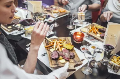 Steki podane były z grillowanymi warzywami, frytkami i sosami