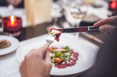 Carpaccio z polędwicy z marynowanymi grzybami, rucola, parmezan