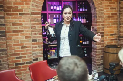 Elwira Pikuła - Partner Center, opowiadała w trakcie kolacji o degustowanych winach 