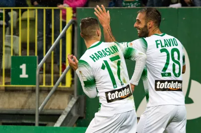 Radość piłkary po trzeciej bramce - Lukas Haraslin i Flavio Paixao 