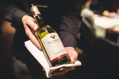 Wino Villa Maria Sauvignon Blanc, podane do jesiotra