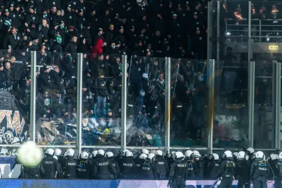 Wyłamane plexi na sektorze gości